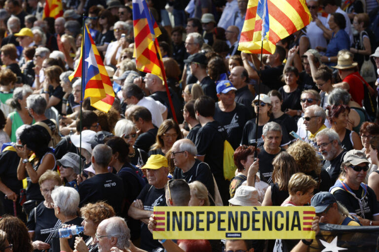 Tres cuartos de millón de independentistas llenan las calles de Barcelona en la Diada