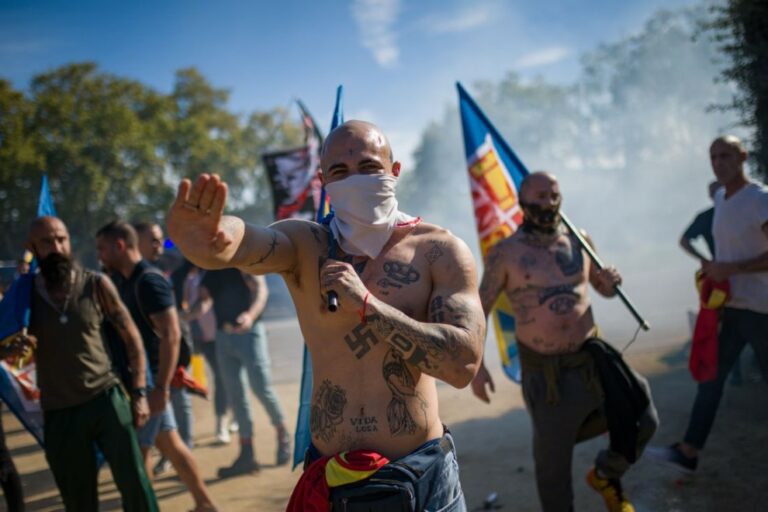 La España del 12-O: Simbología nazi, banderas franquistas y gritos contra la democracia