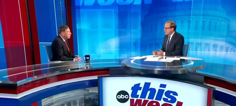 [Vídeo] El exdirector de la CIA: «Estados Unidos destruirá el ejército ruso si Putin utiliza armas nucleares»