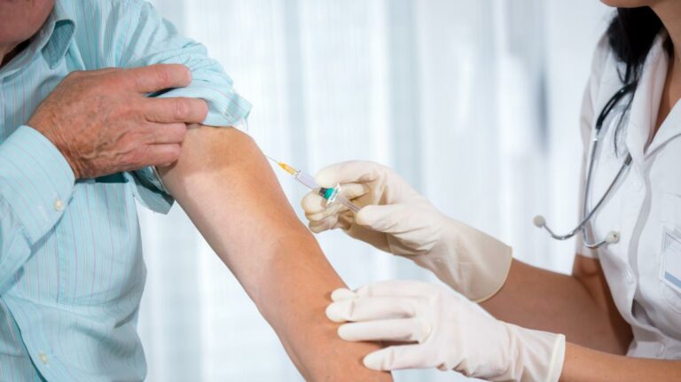 Empieza la vacunación simultánea de Gripe y Cóvid para los mayores de 60 años