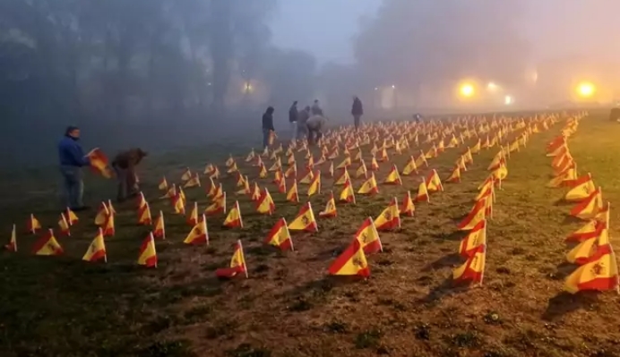 Vox coloca 375 banderas españolas en Vitoria en el Día de la Memoria para la convivencia