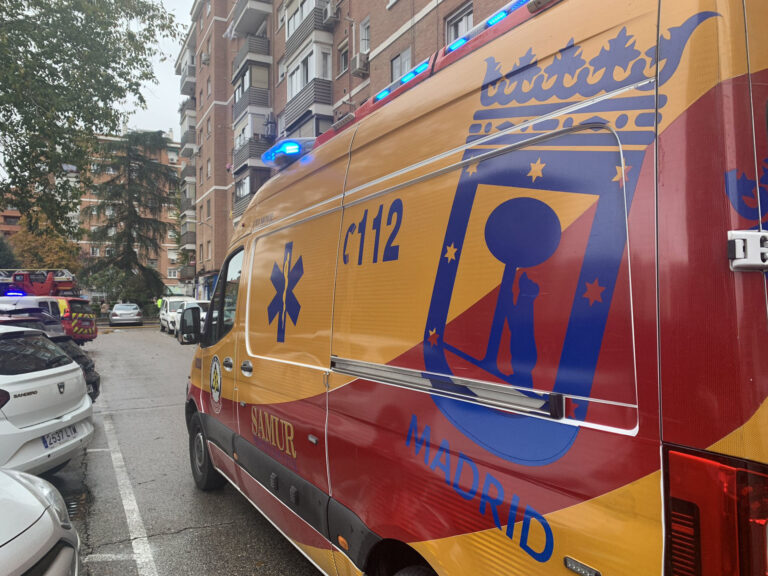 Detienen a unos padres en Madrid por dejar a sus hijas de 2 y 5 años solas en el coche para irse de botellón
