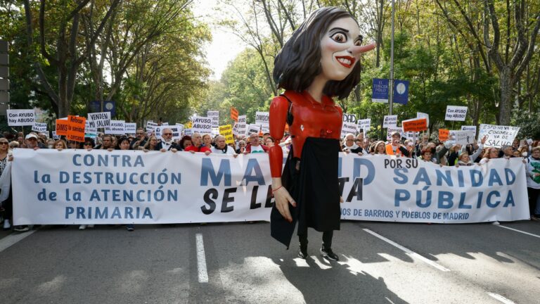 Los madrileños se levantan contra «el plan de destrucción» de la sanidad pública de Ayuso