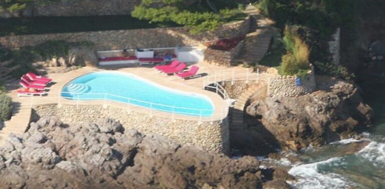 El Parlament balear exige que se derroque la piscina de Pedro J. Ramírez en Mallorca