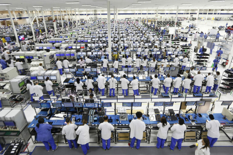Empieza a fracasar la política ‘Cóvid 0’ China: Trabajadores huyen de la fábrica del iPhone