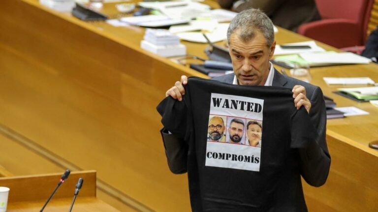 Otro ridículo de Toni Cantó: Esta vez cuando mostró una camiseta en las Corts Valencianes