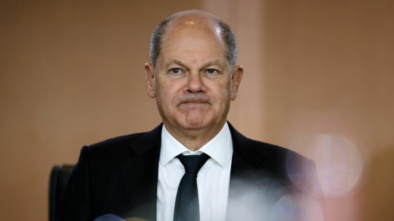 Scholz afirma en una entrevista que hablará con Putin pero el Kremlin lo desmiente
