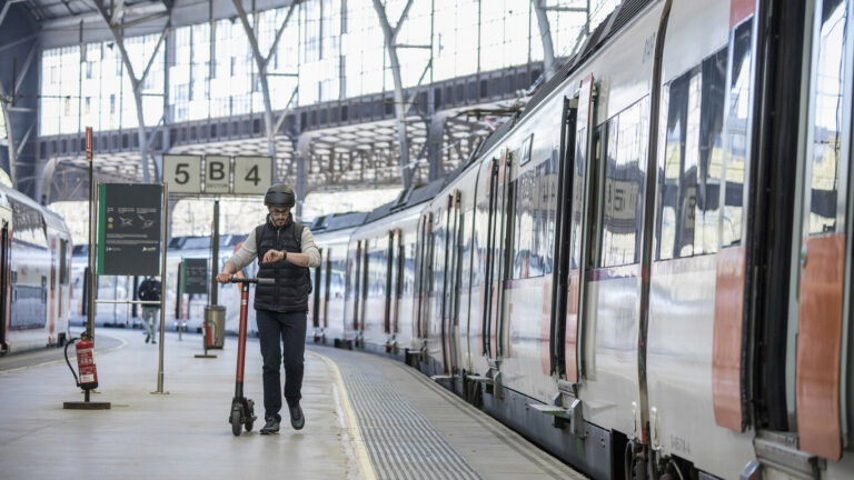 Los patinetes eléctricos en Catalunya prohibidos en el transporte público a partir del 1 de febrero