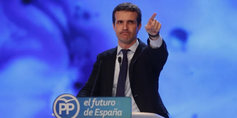 El juez pospone la declaración de Casado como imputado por mentir sobre la escuela catalana al no localizarlo