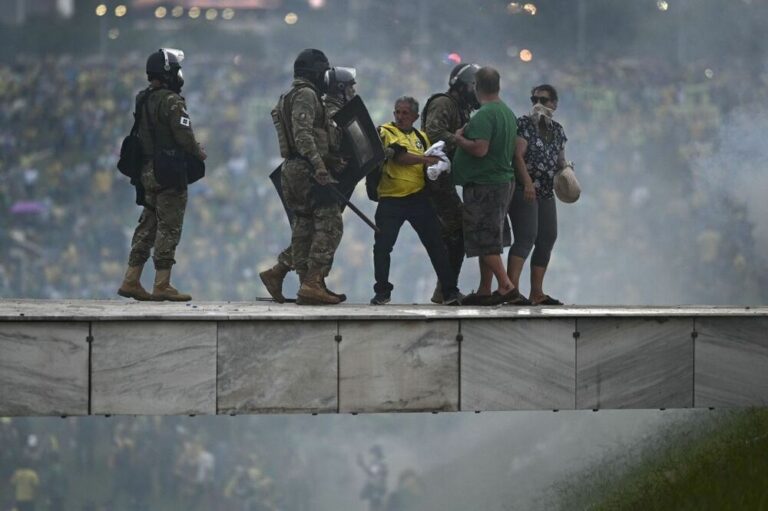[Vídeo] Miles de partidarios de Bolsonaro asaltan el Congreso y el Tribunal Supremo de Brasil pidiendo un golpe militar
