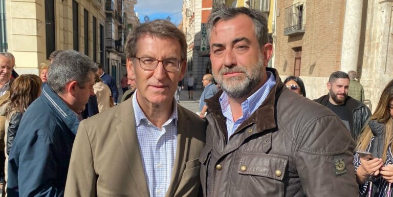 [Vídeo] ‘Retratan’ en vídeo a un concejal del PP cantando el ‘Cara al sol’ y haciendo el saludo fascista