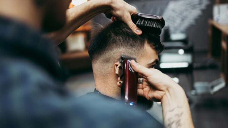 Brote de tiña en peluquerías de España: qué es, cómo se contagia y cómo tratarla