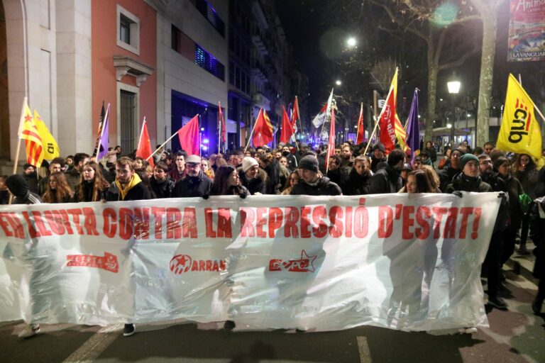 [Vídeo] Centenares de manifestantes en Lleida apoyan a 6 militantes de Arran perseguidos por la policía española