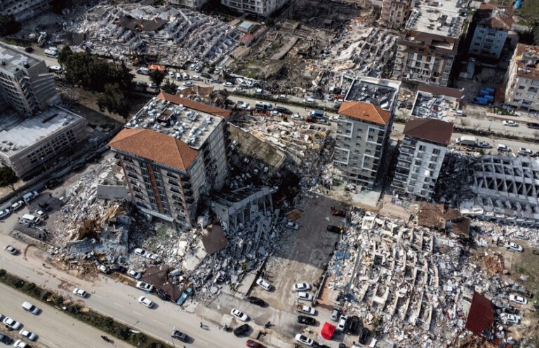 Señalan por qué se han caído tantos edificios en Turquía: Erdogan permitía pagar para saltarse la ley urbanística