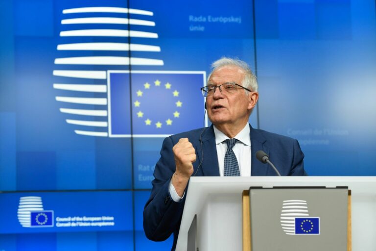 El ‘progresista’ Borrell reclama acelerar y aumentar la ayuda militar en Ucrania: «Menos aplausos y más armas».