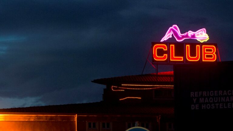 El TS fija que los clubes de alterne deben dar de alta a sus empleadas aunque ejerzan la prostitución por cuenta propia