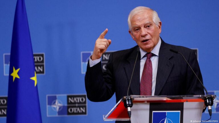 Josep Borrell repudiado y borrado de su pueblo