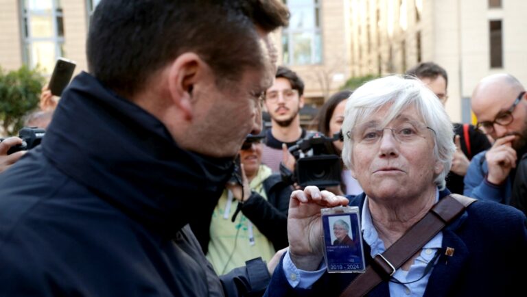 Vídeo | Un Mosso de paisano detiene a la eurodiputada Clara Ponsatí en Barcelona