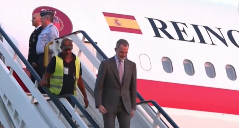 [Vídeo] Ninguneo Real: Un operario del aeropuerto incumple el protocolo al descender del avión junto al Rey Felipe VI