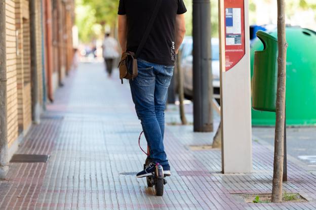 Detenido por ir en patinete eléctrico a gran velocidad, por la acera, drogado y atropellar a una mujer dejándola en estado crítico