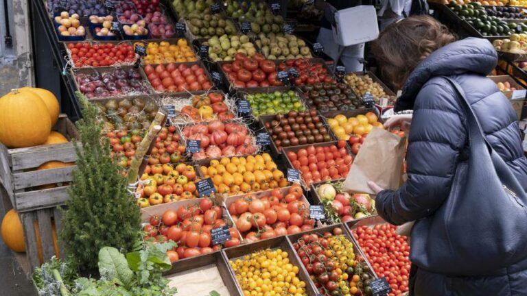 La mitad de las familias catalanas tienen «dificultades» para pagar los gastos del hogar y los alimentos frescos