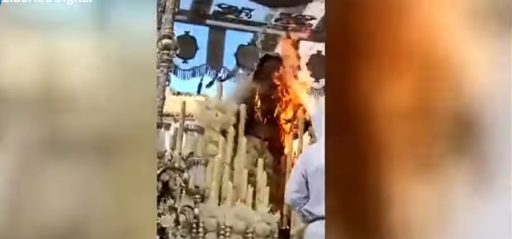 Las ‘profecías’ españolas tras arder la Virgen del Rocío en plena procesión