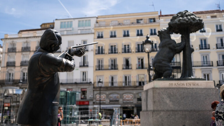 Borbones: “Ridiculizar la figura del emérito” ‘disparando’ al Oso y el Madroño de Madrid