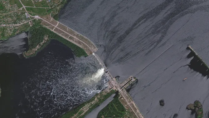 Vídeo | Destruyen la gran presa Kakhovka en el sur de Ucrania y el agua amenaza con inundar la región de Kherson