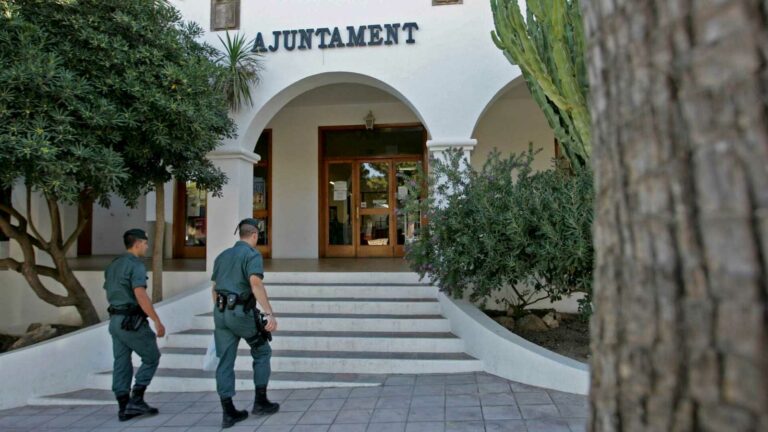 La Guardi Civil detiene al alcalde socialista de Sant Josep en Ibiza durante el registro policial a las oficinas de Urbanismo