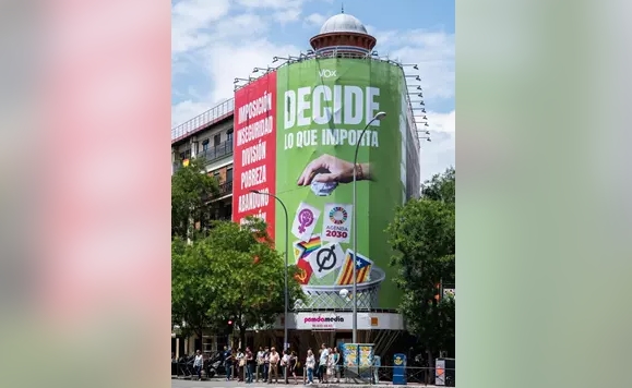 La Junta Electoral de Madrid insta a Vox a quitar la lona contra el independentismo, la bandera LGTBI, o el comunismo