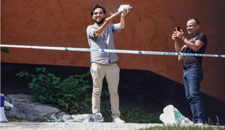 Vídeo | Un hombre quema el Corán junto a una mezquita en una plaza de Estocolmo tras la autorización de la policía Sueca