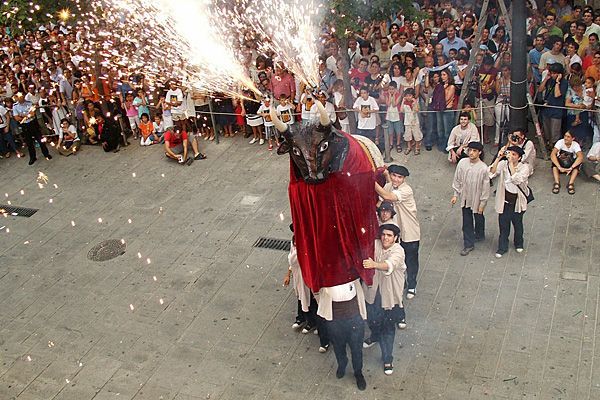 Vídeo | La ‘bestia’ catalana Momerota quema el balcón de Vox durante la Fiesta Mayor de Mataró