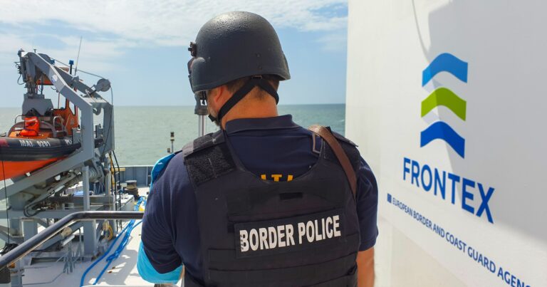 La Policía tiene bronca con Frontex por un WhatsApp: “La policía le trató como a un animal»