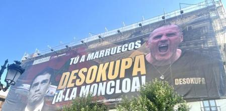 Vídeo | Desokupa desplegaba una lona en Madrid contra Sánchez: «Tú a Marruecos, Desokupa a la Moncloa»