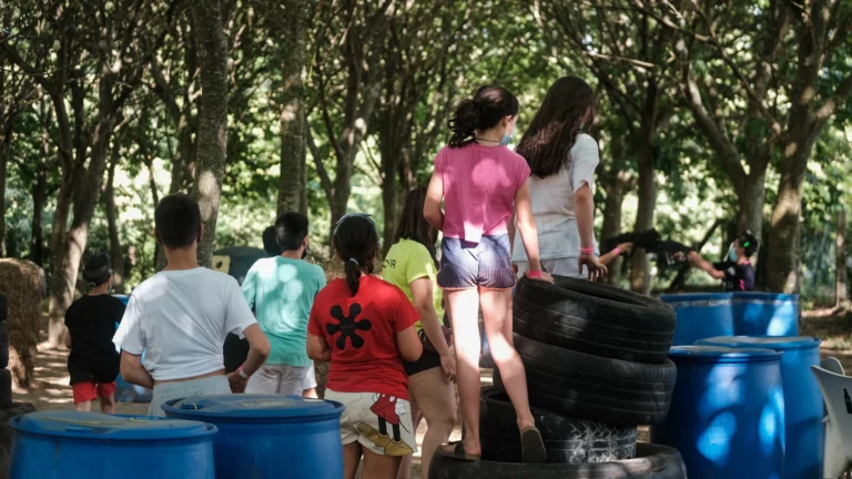 Obligan a niños a cantar el Cara al Sol con el saludo falangista en un campamento de Burgos