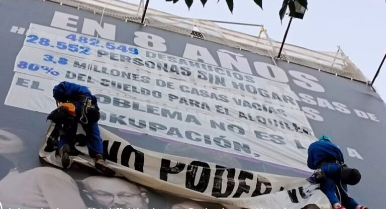 Vídeo | Activistas antidesahucio boicotean la lona Desokupa en la calle Atocha de Madrid