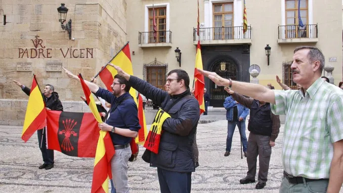 Vídeo | La JEC retratada: El ‘Cara al sol’ no vulnera la ley de Memoria Histórica pero una pancarta catalana por la libertad molesta