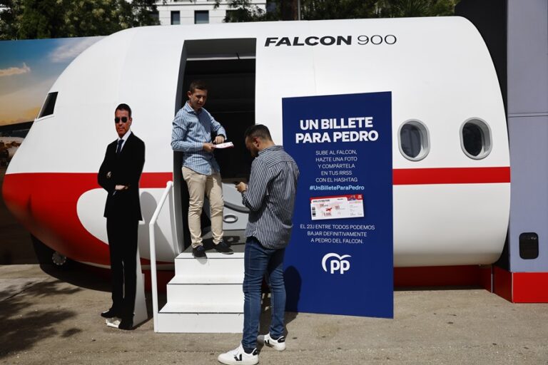 El PP y la pantomima de instalar una cabina de avión en Madrid para ironizar sobre el uso excesivo del Falcon
