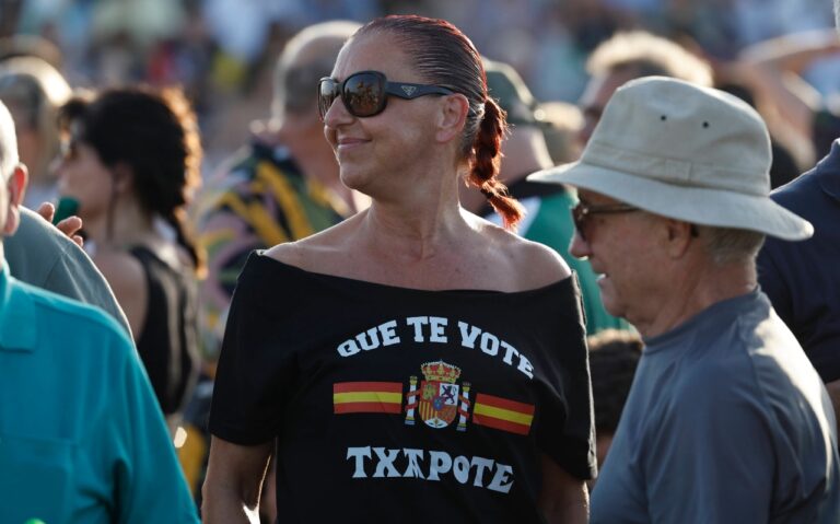 23J: La Junta Electoral prohíbe ir a votar con camisetas y el lema «Que te vote Txapote»