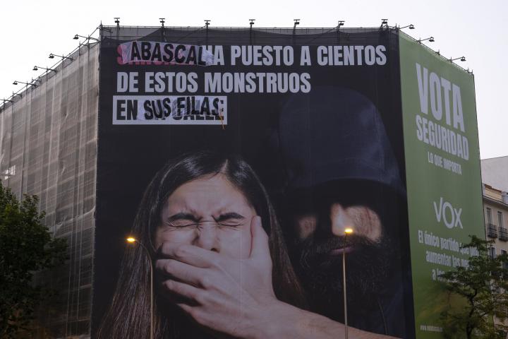 Activistas sabotean la ‘lona del odio’ de Vox que atacaba a Sánchez