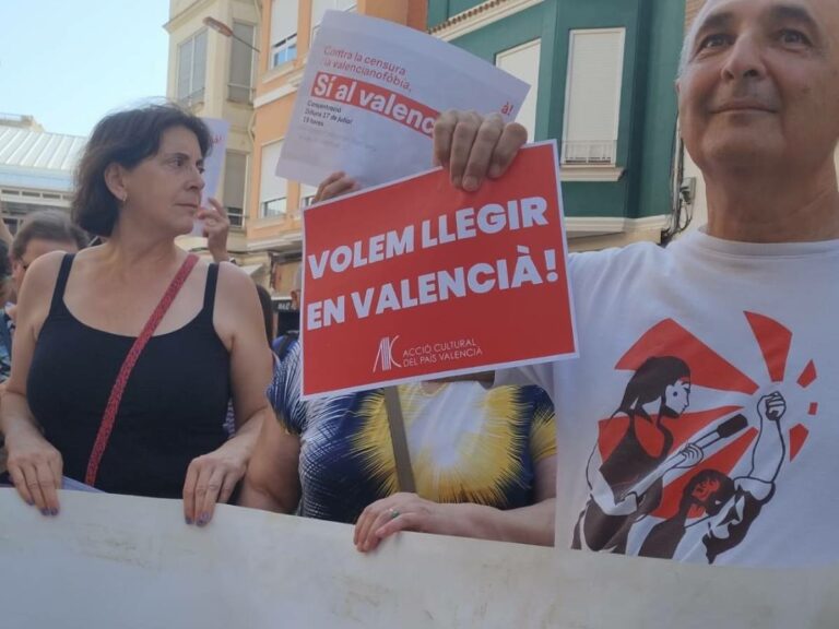 La presión popular obliga a Vox a recuperar las revistas en valencià que censuró